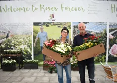 Voor de tweede keer liet Roses Forever hun soorten zien op de locatie van MNP Flowers. we zien hier de veredelaar Rosa Eskelund samen met de Nederlandse teler Ad van Marrewijk. 